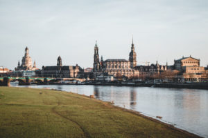 Blick vom Elbufer auf die Altstadt Dresden. Foto: Patrick Eichler (ohne Lizenz) -- View of the old town of Dresden from the banks of the Elbe. Photo: Patrick Eichler (without license)
